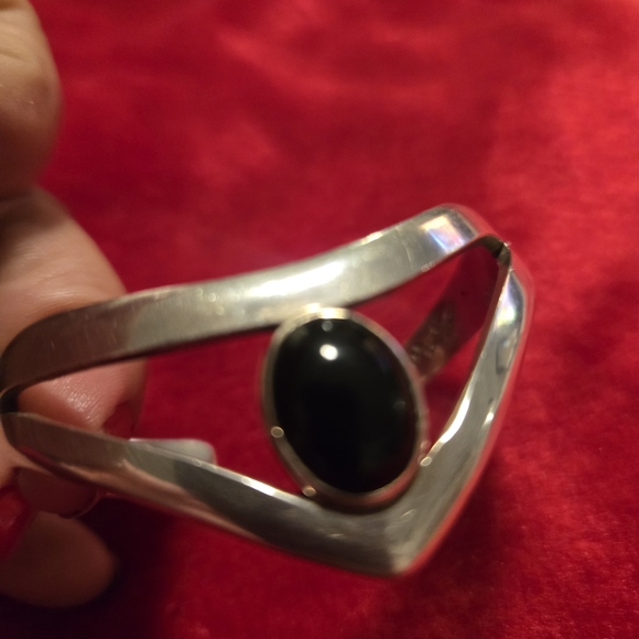 Elegant Silver Bracelet with Black Stone - Picture 3 of 9